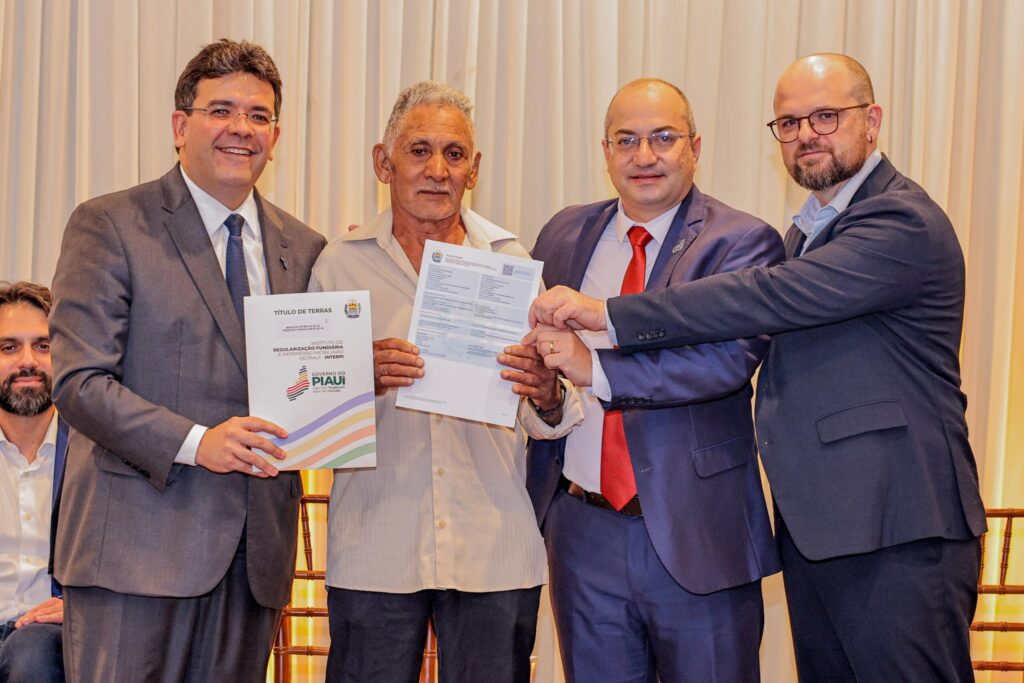 Leia mais sobre o artigo Rafael Fonteles entrega 131 novos títulos de terra e celebra marca de 100 mil concessões