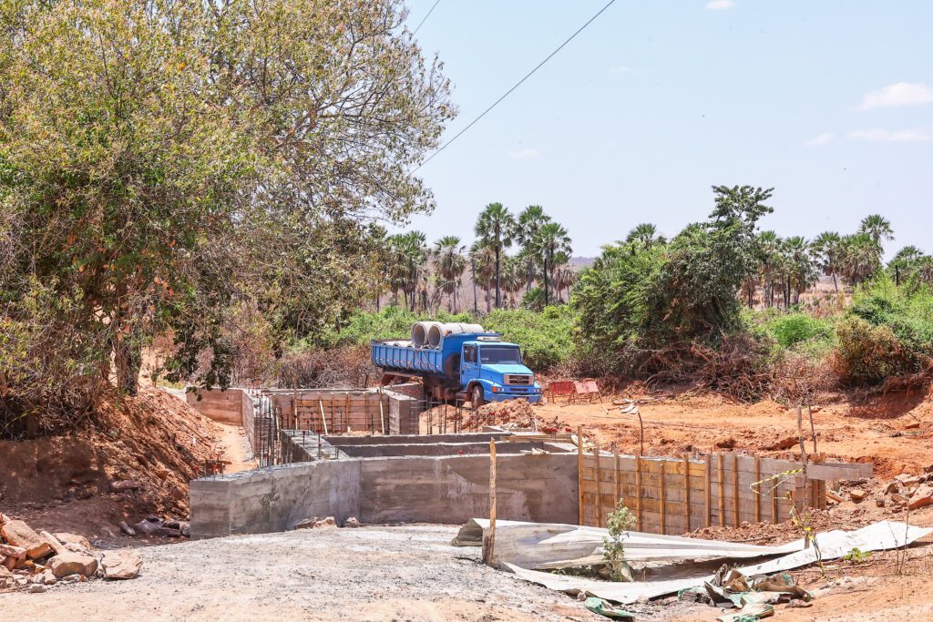 Leia mais sobre o artigo Passagens molhadas em construção pela SAF vão permitir melhor escoamento da produção em Oeiras e Itainópolis