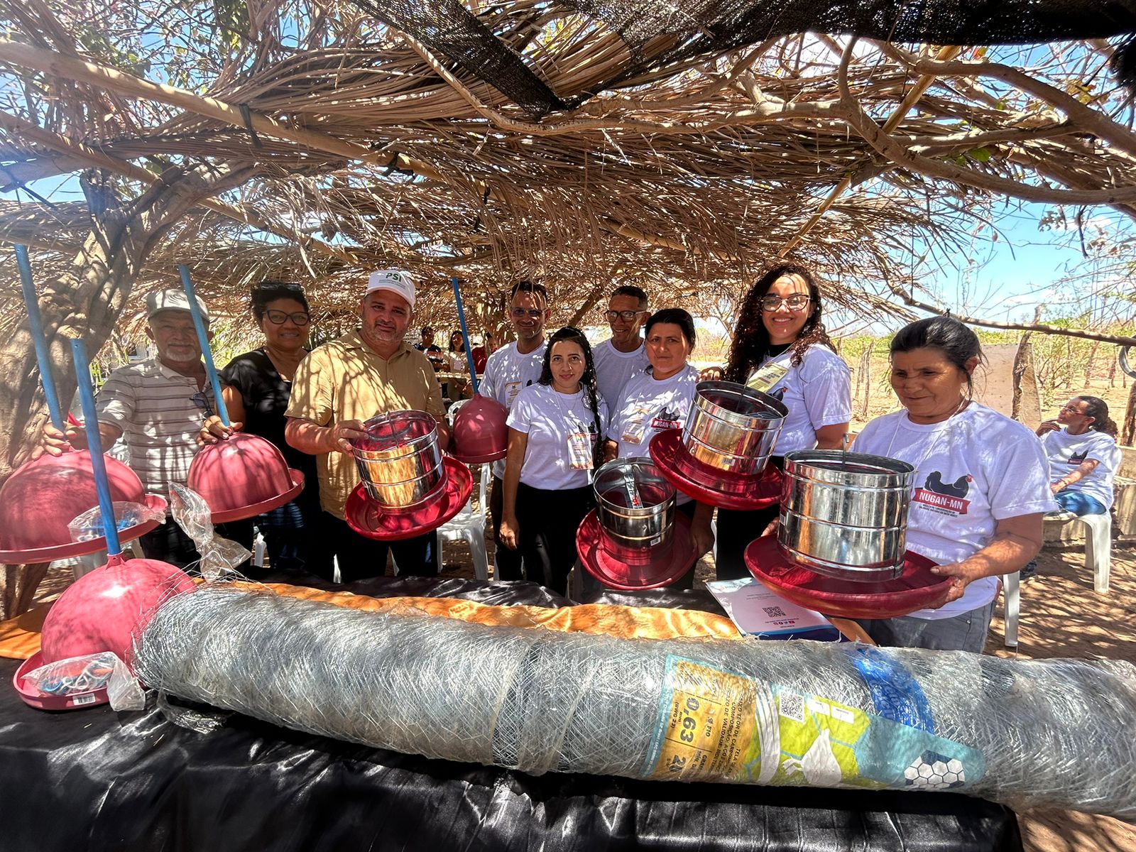 Leia mais sobre o artigo SAF entrega mais de R$ 30 mil em equipamentos para criadores de galinhas canela-preta no Vale do Canindé